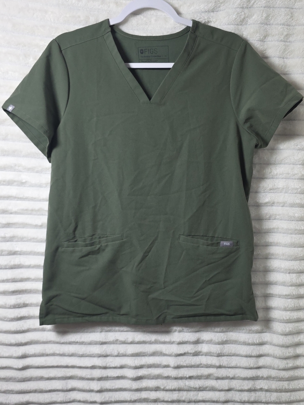 0404‎ FIGS Women's Olive Green V-Neck Scrub Top